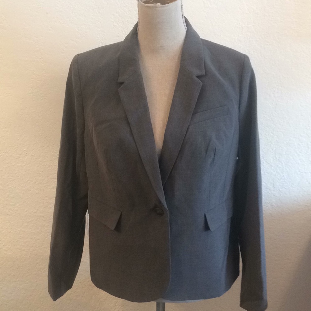 Limited NWT gray suit size petite 14